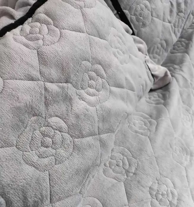 Set pat elegant din catifea – cuvertură + fețe de pernă- Noi!