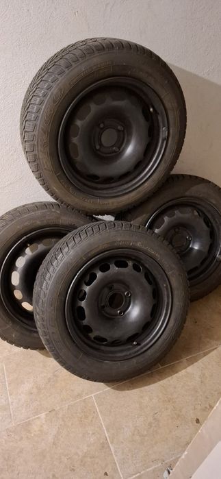 Vand 4 cauciucuri de iarna R15 Debica Frigo 2 pe jante de tabla Peugeo