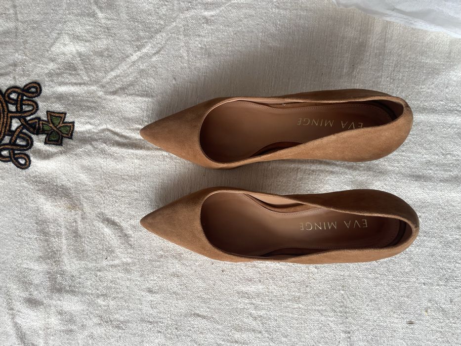 Продавам елегантни кафяви обувки от велур