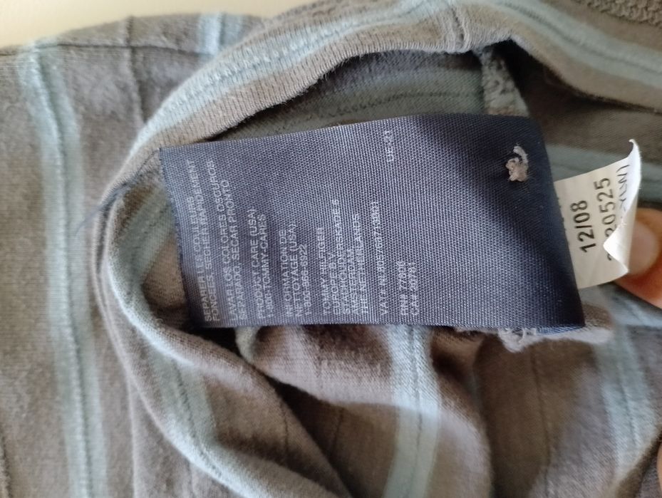 Vând tricou Tommy Hilfinger, produsul este original,marimea M.