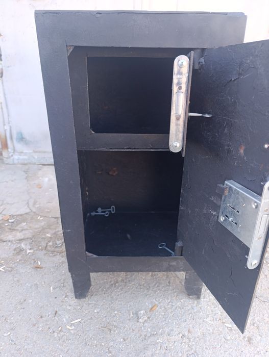 Продается сейф отличный