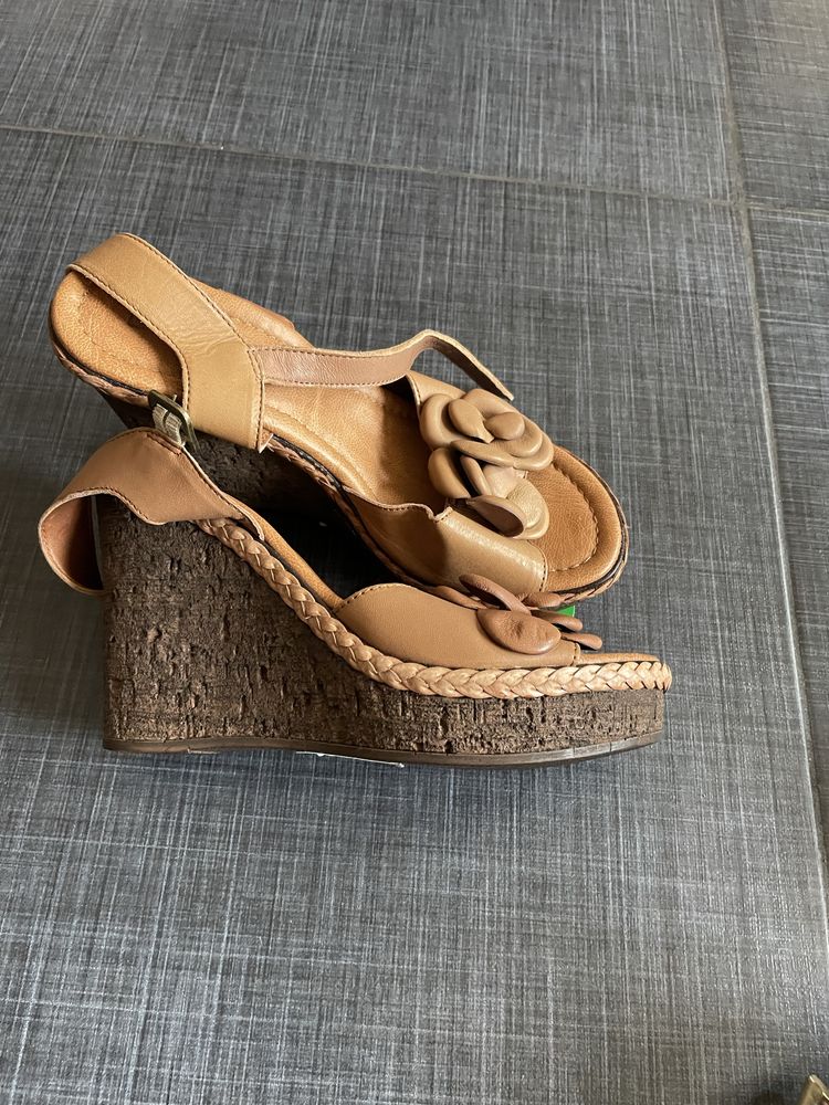 Sandale noi noute Cube si Michael Kors noi noute