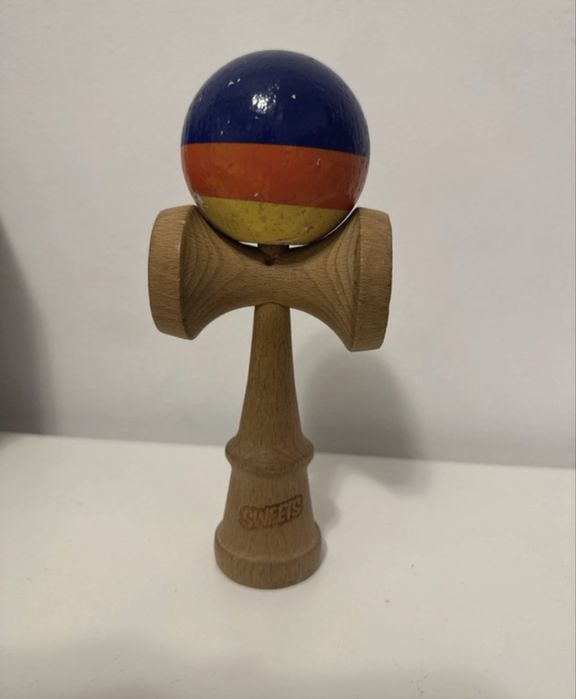 Kendama Sweets de colecție cu semnătura lui CRBL