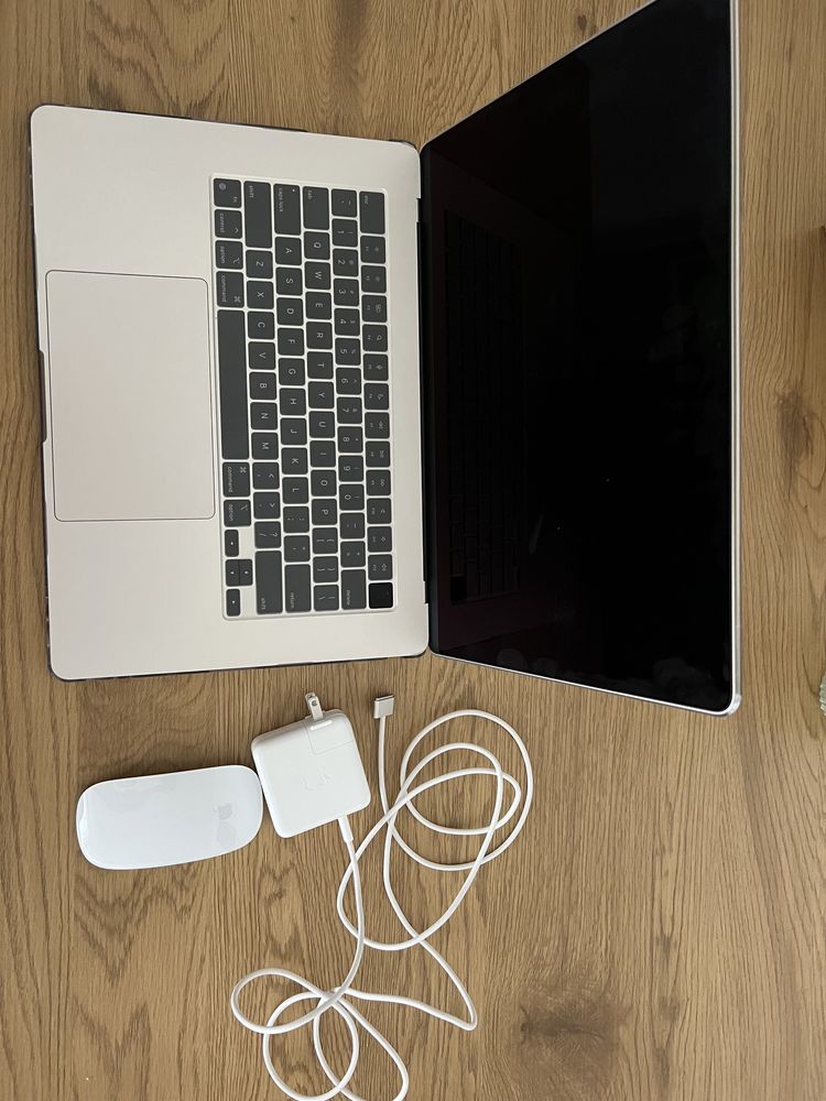 Vand Macbook Air 15” inch ca nou plus mouse apple si husa