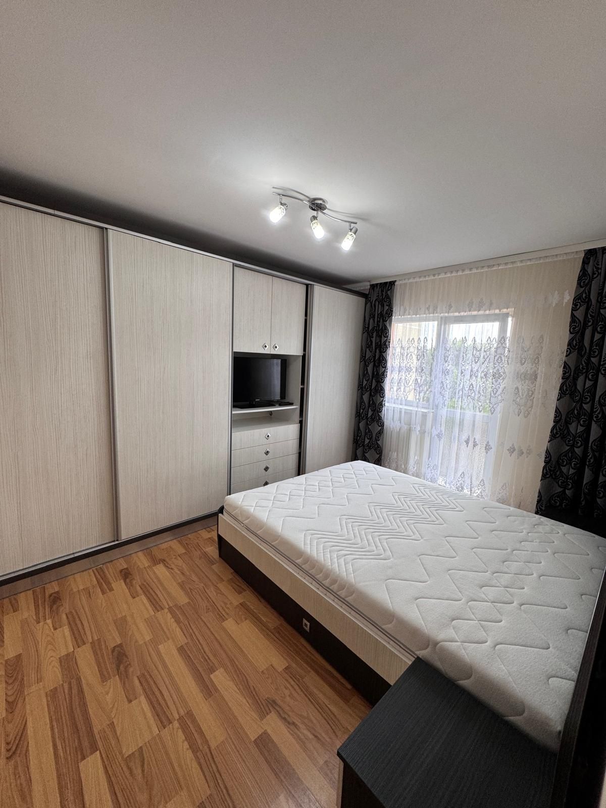Apartament 3 camere de închiriat