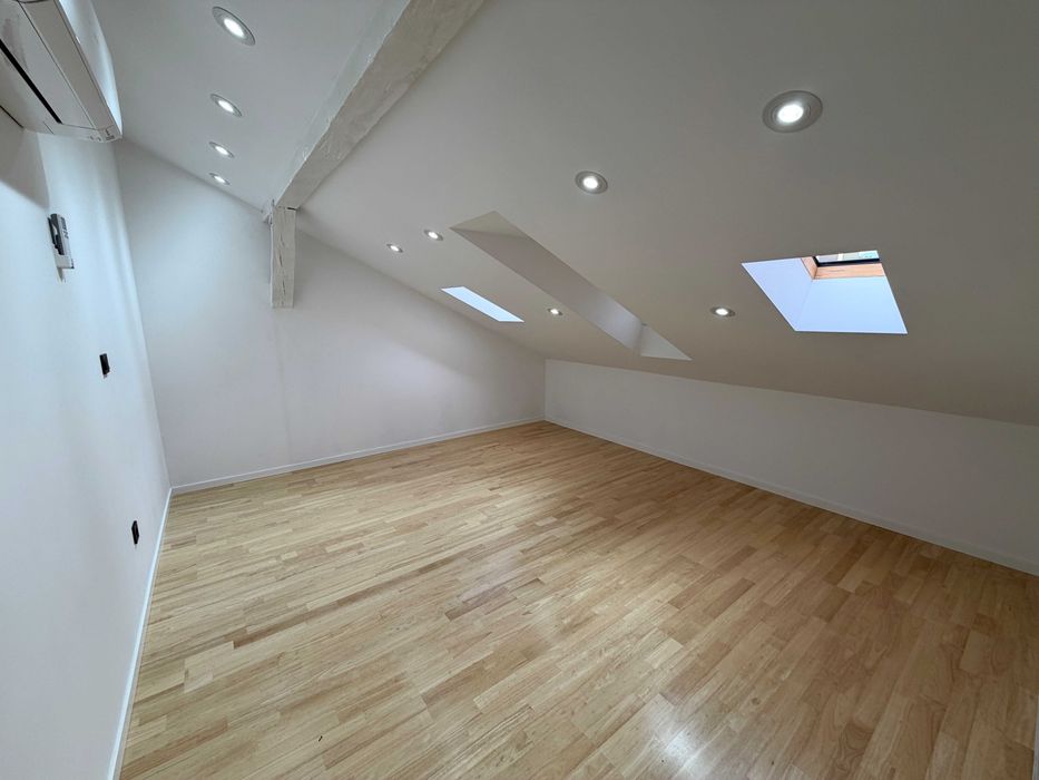 Реновиран мезонет с 3 спални и кабинет в центъра на София