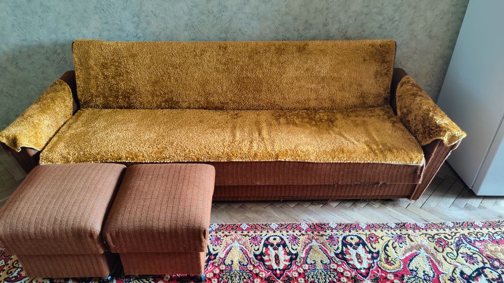 Разтегателен диван 190 см на колелца и две табуретки от 1974