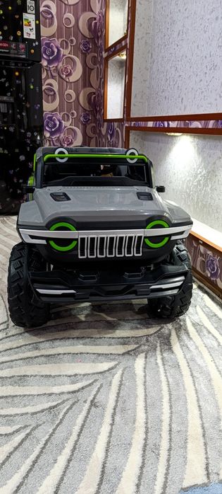 Bolalar uchun yangi honadon ichida minilgan moshina