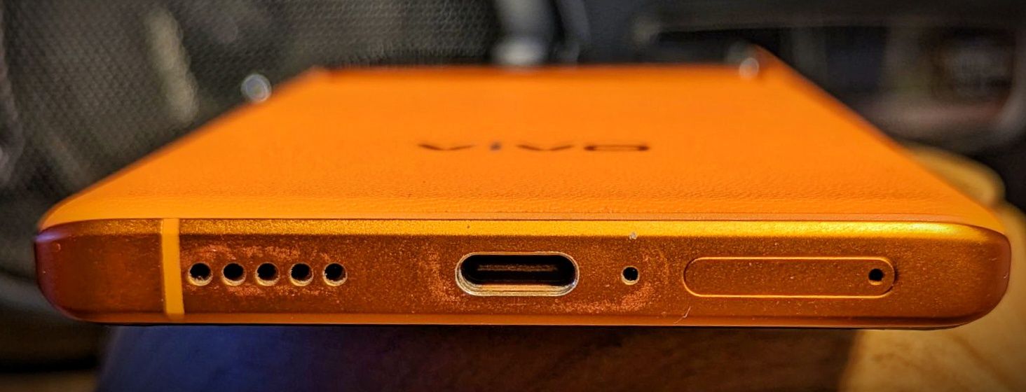 VIVO X80 pro: 512 GB; Zeiss оптика, 4 камери с 2 телеобкт.; еко-кожа
