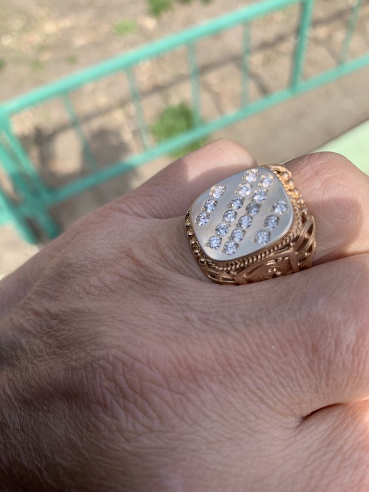 Золотое кольцо с бриллиантами 0,9 карат