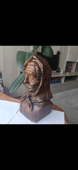 Sculptura de lemn , femeie cu batic .
