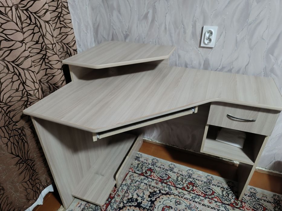 Продам стол для учебы