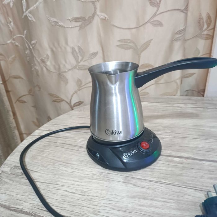 Электрическая кофеварка или подогреватель.