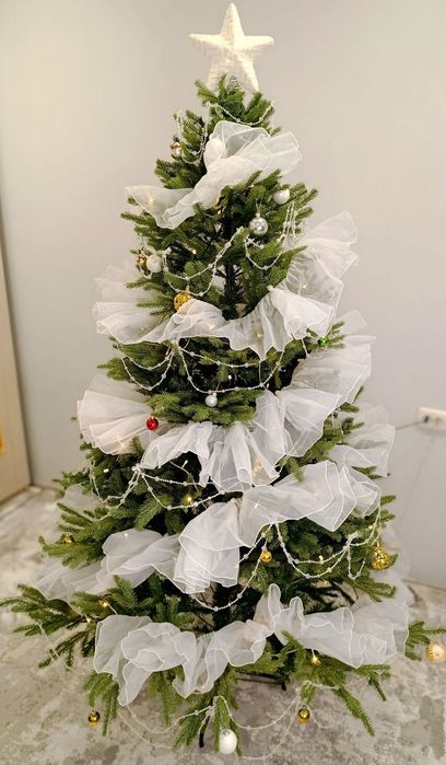 Ёлка с гирляндами и игрушками