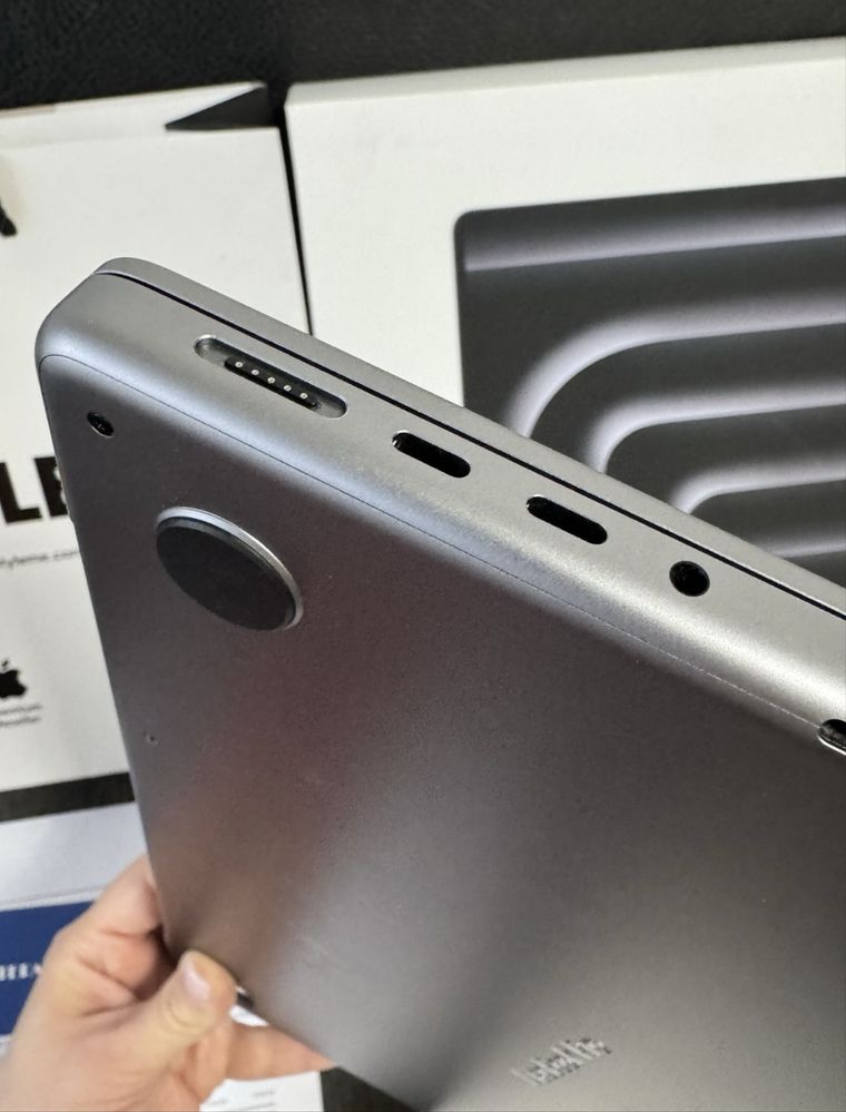 КАТО НОВ  14' 512GB MacBook Pro M3 8GB iStyle Гаранция 2026 г.