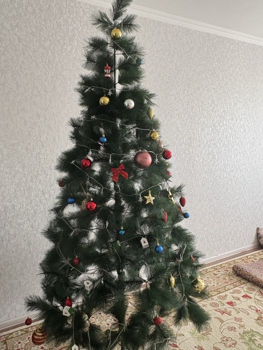 Большая елка продается состояние отл.