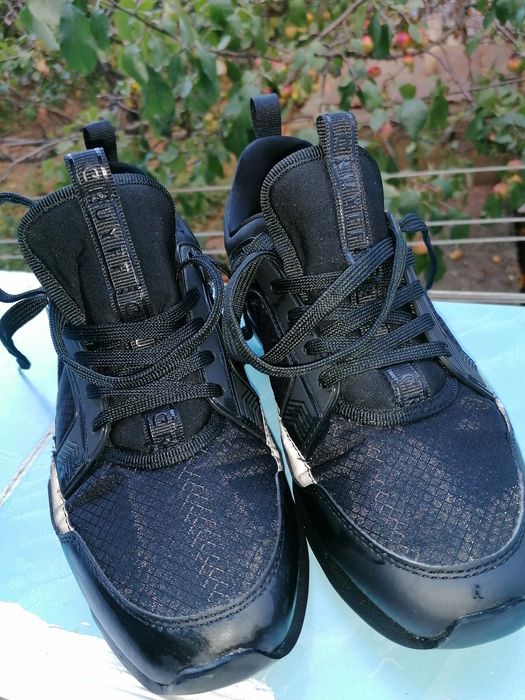 Vînd 2 perechii adidași Nike air noi