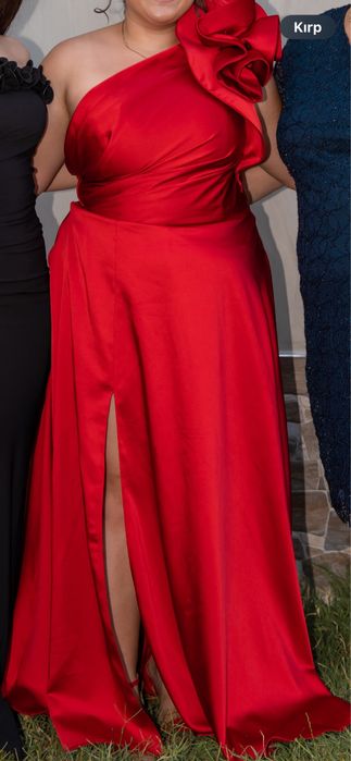 Червена рокля с цепка