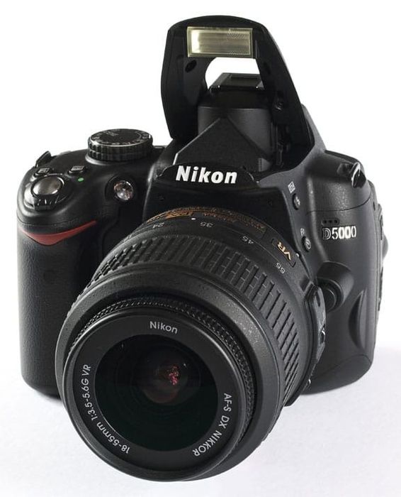 Nikon D5000 + объектив 18-55 mm — отличное состояние