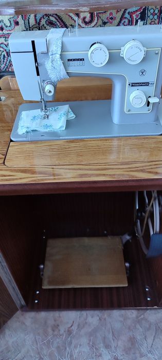 Подольская машина швейная бытовая с ножным электроприводом.