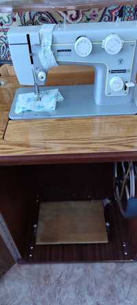 Подольская машина швейная бытовая с ножным электроприводом.