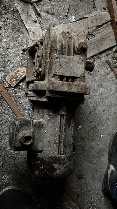 Motor trifazic cu reductor