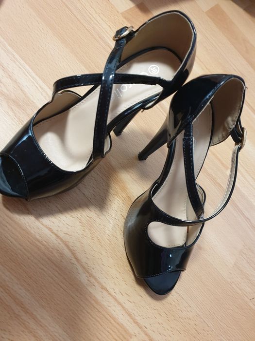 Sandale cu toc înalt