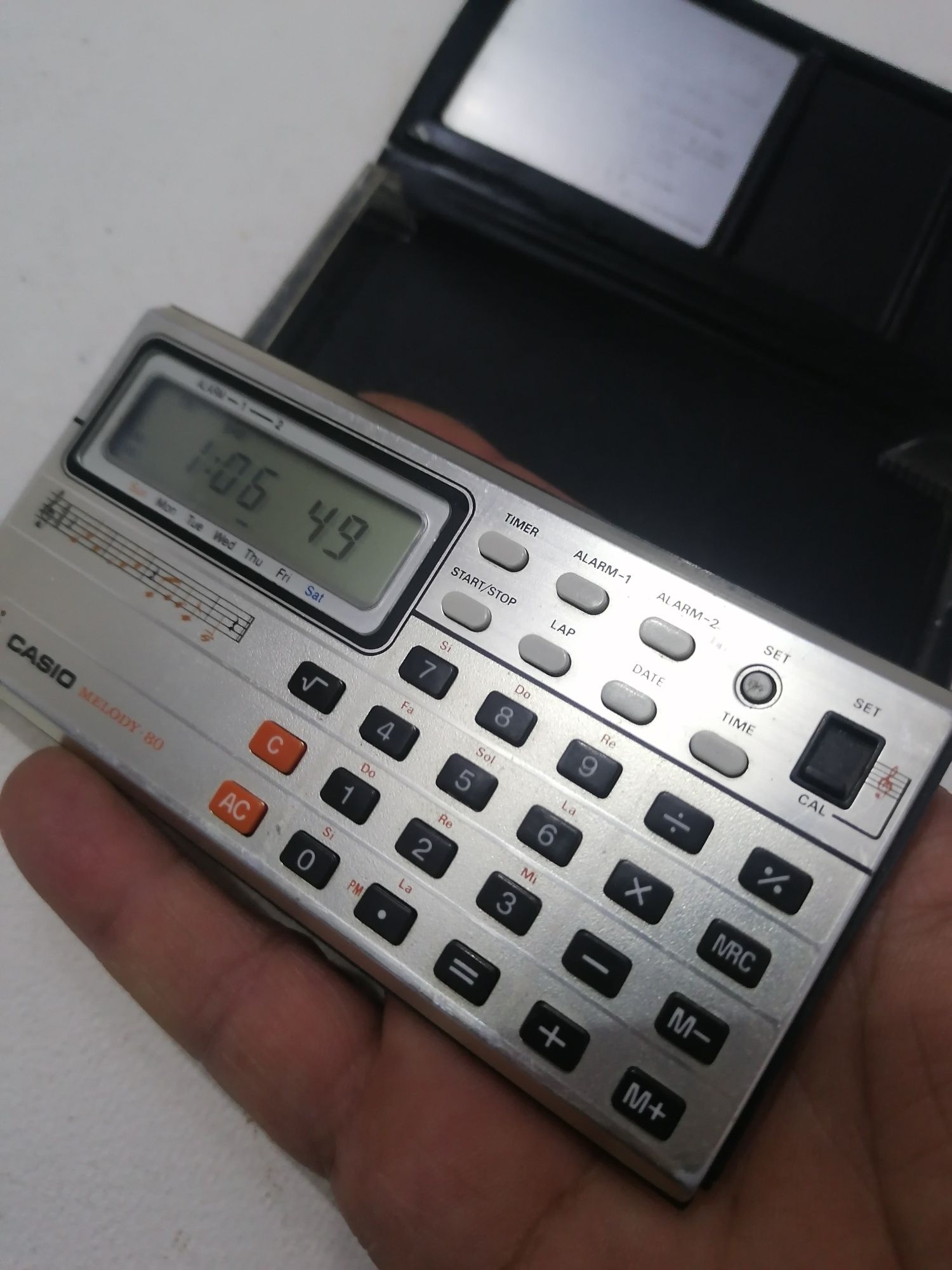 Ceas calculator cu melodii