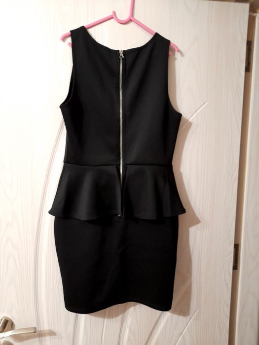 Къса черна рокля