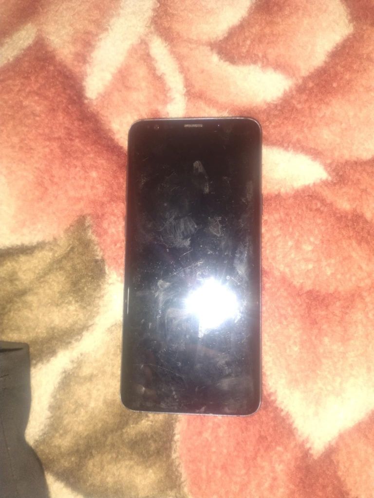 Vând samsung s9× e spart puțin pe spate da are bateria noua sau schimb