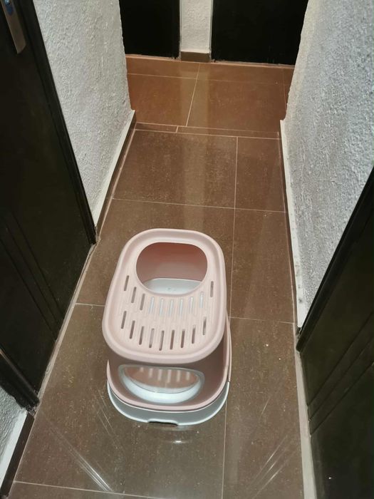 Затворена котешка тоалетна