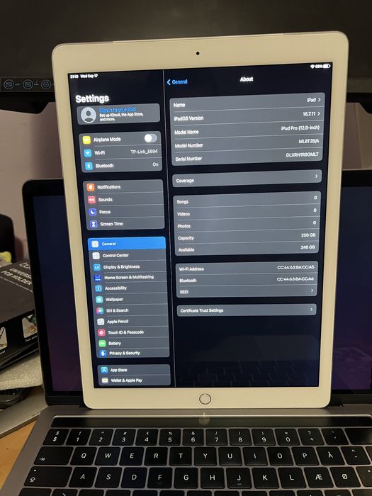 Vând iPad Pro 12.9” 256 GB, WiFi cu Magic Keyboard
