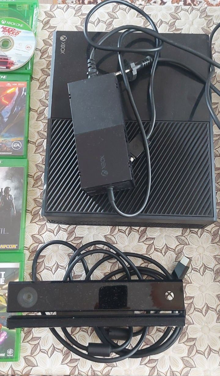 Xbox One 500GB + kinect сензор + 10 Игри + 4 джойстика