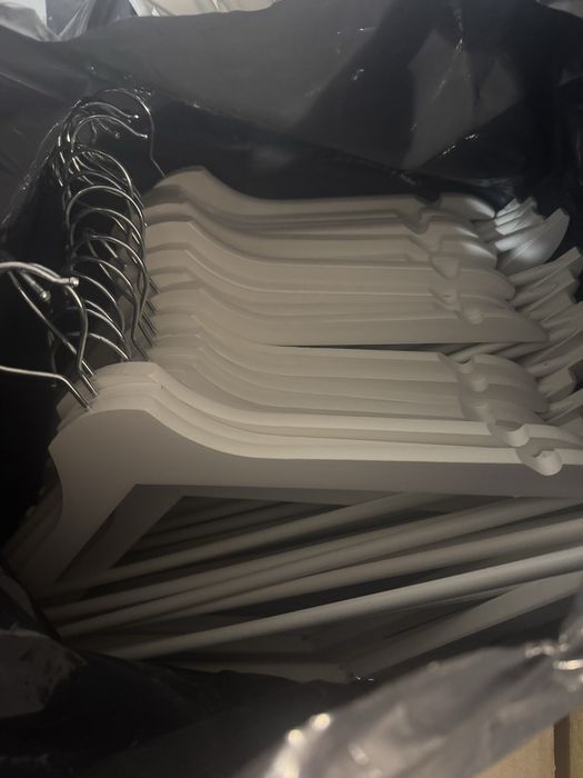 Дървени закачалки / Пластмасови закачалки