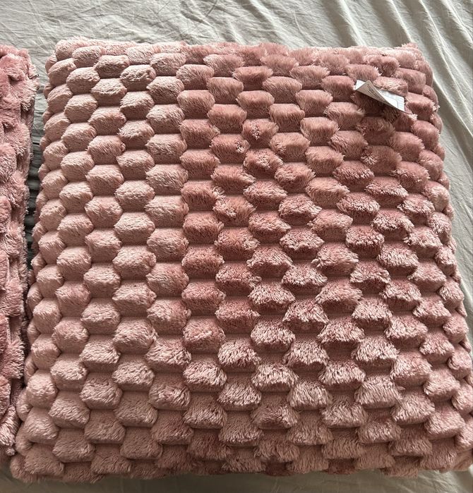 Големи нови розови възглавници