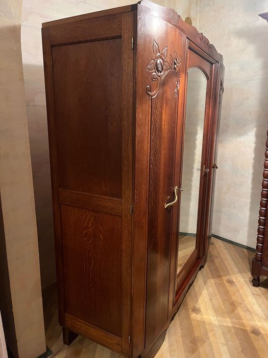 Масивен дъбов гардероб