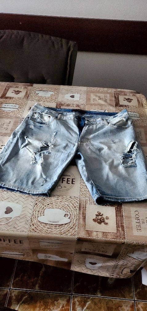 Vând pantaloni scurți de blugi Zara bărbătești mărimea 42