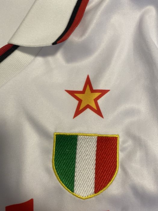 Vand tricou Maldini retro cu eticheta.Tricoul este in stare excelenta.
