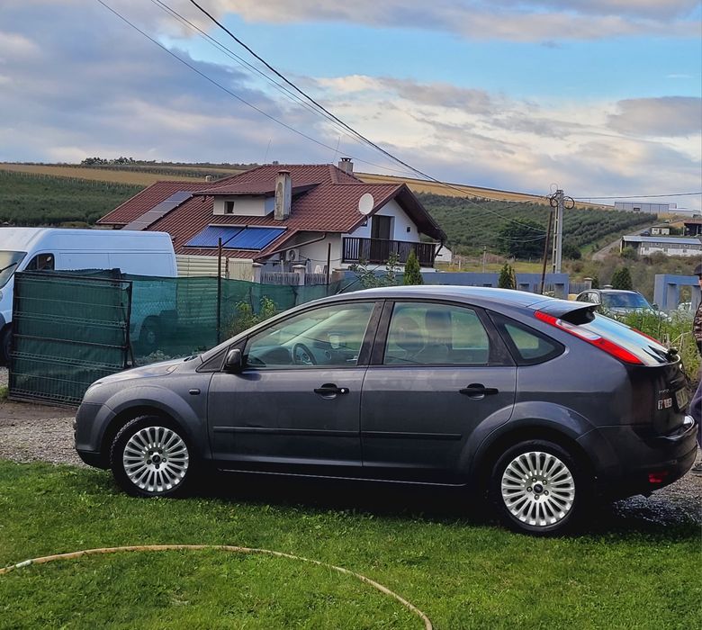Vand/schimb Ford Focus 2 hatchback ofer diferenta