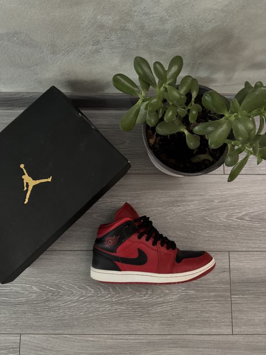 Jordan 1 mid red