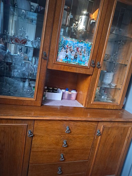 Шкаф сервант из натурального дерева