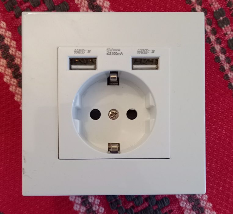 Priza cu USB si port C