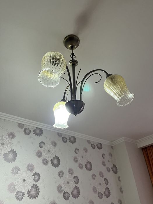 Люстра в хорошем состояние