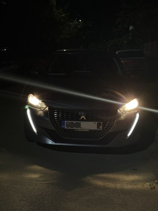 Продавам Peugeot 208