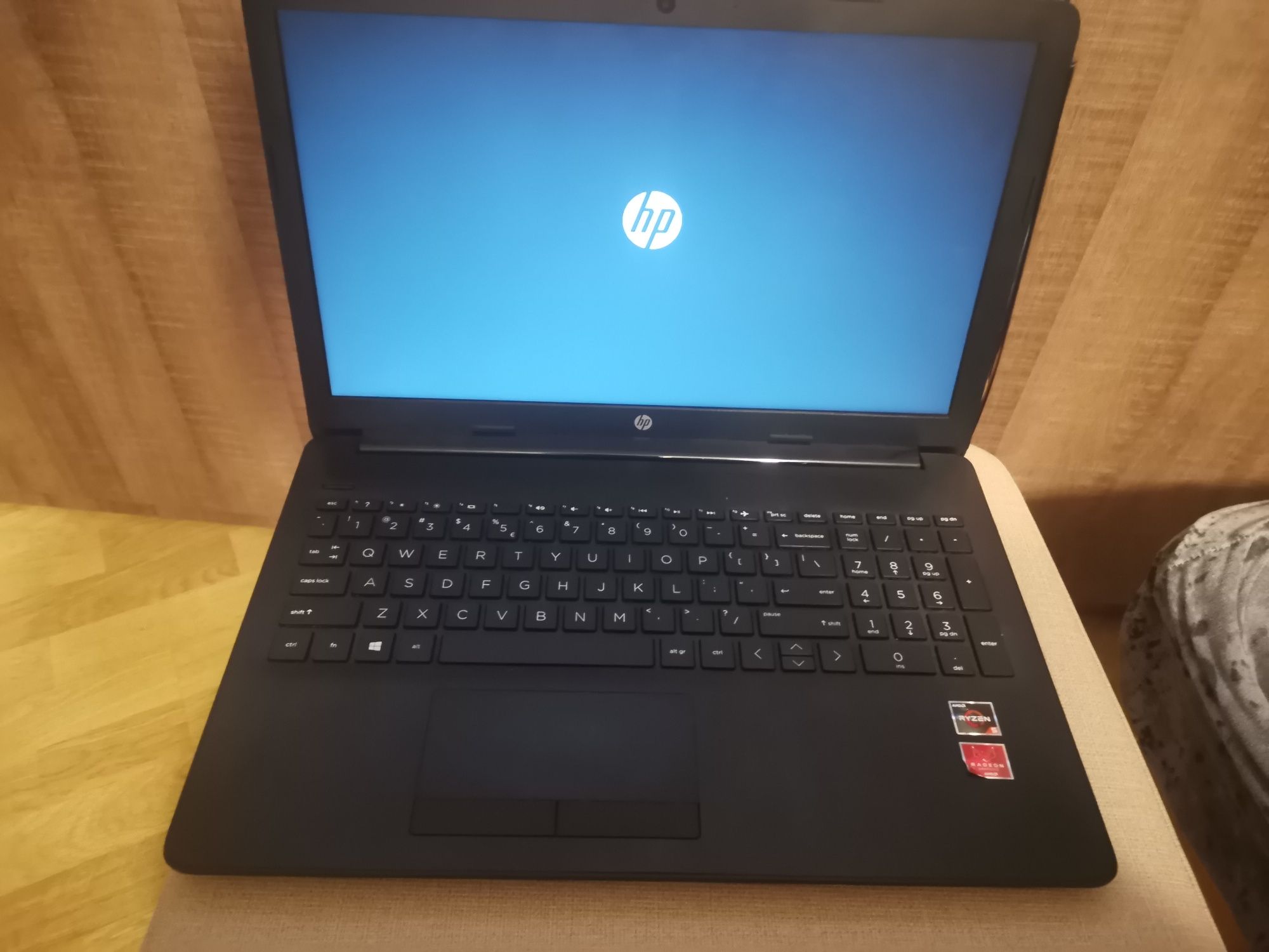 Vând laptop HP 15-db1100ny