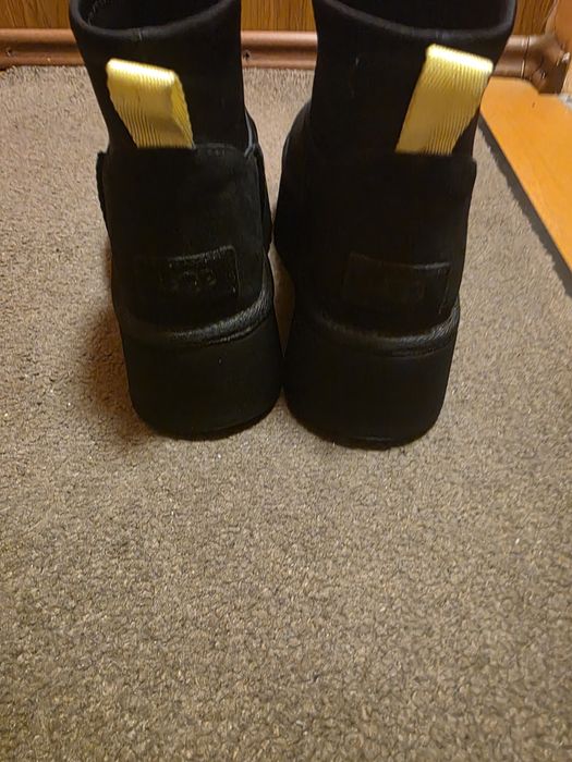 Vând Botine UGG  din piele
