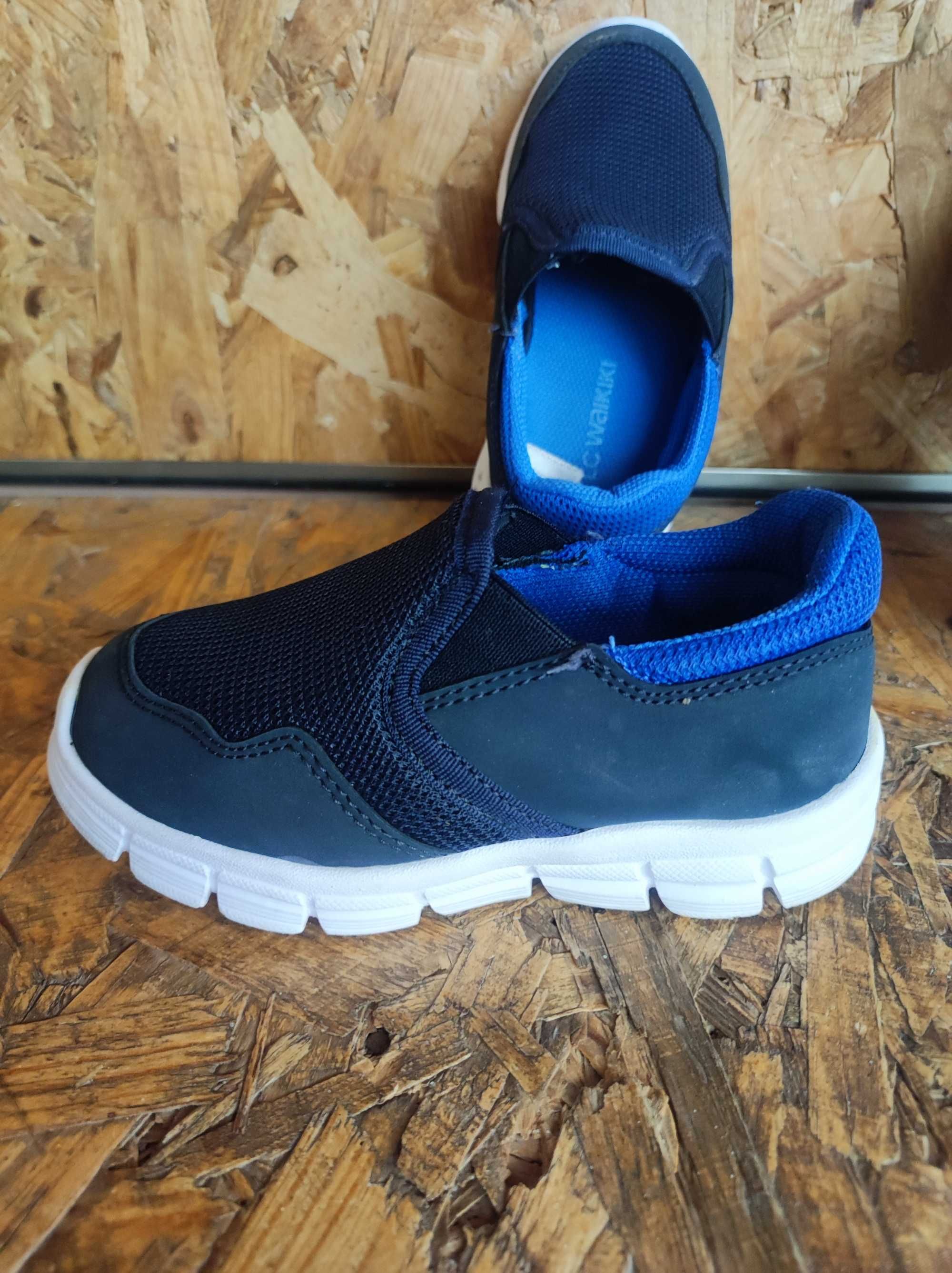 Детски обувки в синьо LCWaikiki