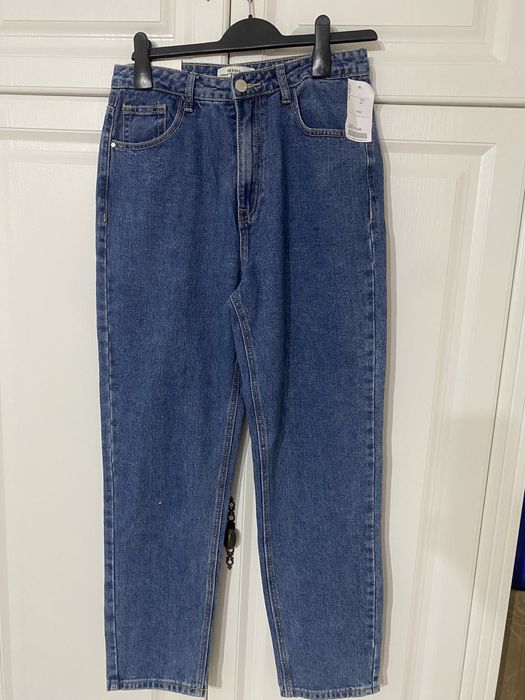 Vand blugi . Sunt cumparati din Anglia