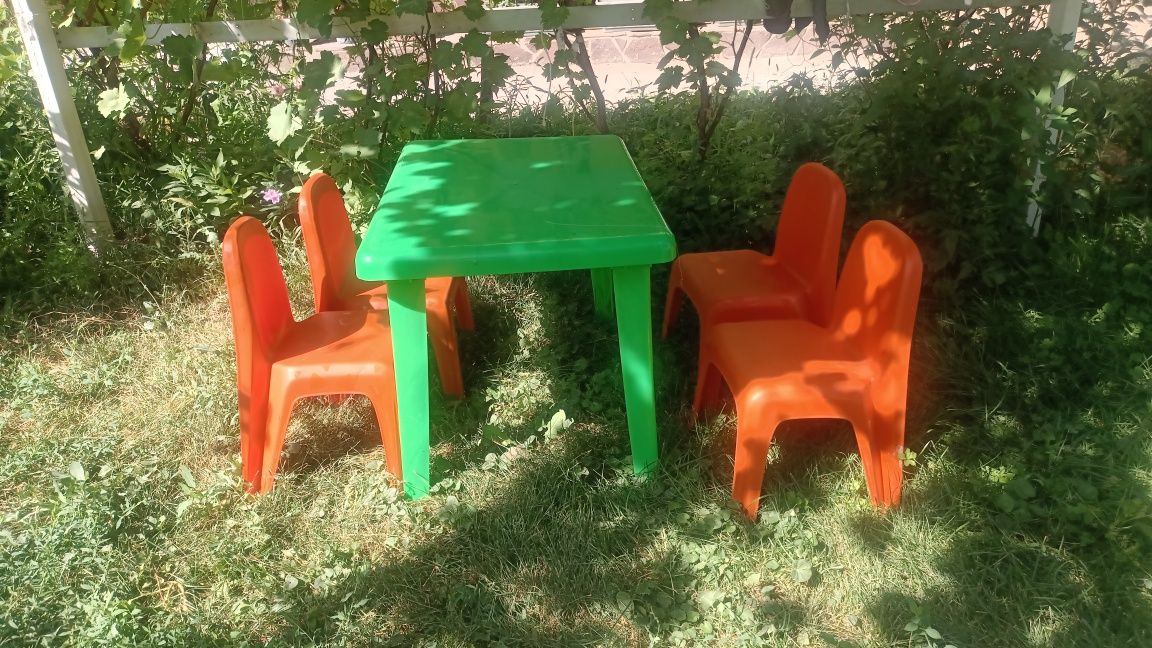 Продам детский столы со стульями