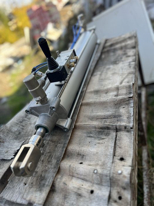 Cilindru pneumatic fi -100 mm si L - 900 mm cu distribuitor